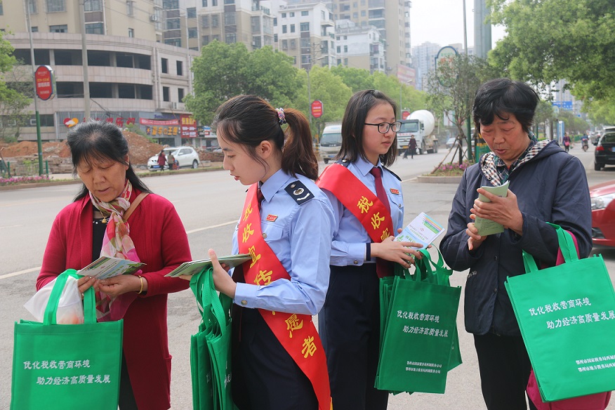 D:UsersAdministratorDesktop西城分局:税收宣传进广场 纳税服务无止境图为:国、地税部门人员向过往居民发放宣传资料.JPG D:UsersAdministratorDesktop西城分局:税收宣传进广场 纳税服务无止境图为:国、地税部门人员向过往居民发放宣传资料.JPG